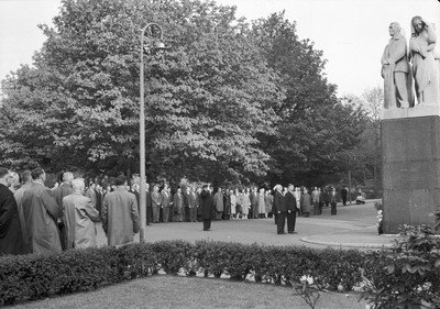166924 Afbeelding van de kranslegging bij het monument voor tijdens de oorlog gevallen spoorwegpersoneel aan het ...